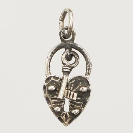 Berlock med nyckel samt hjärta längd 23mm, bredd 10mm, 830/1000 silver Vikt: 1,5 g