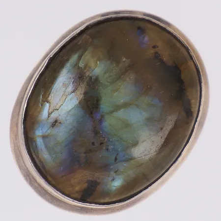 Ring med cabochonslipad labradorit, stl:19,5, silver 925/1000s Vikt: 15,2 g