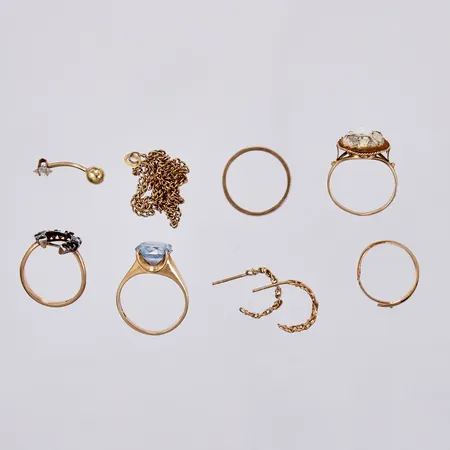 4 Ringar, 3 örhängen, 1 kedja, 1 piercing, med defekta stenar, 18K Vikt: 17,5 g
