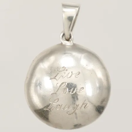 Hänge längd 43mm, inklusive ögla, bredd 30mm, gravyr "Live, Love, Laught" 950/1000 silver Vikt: 14,2 g