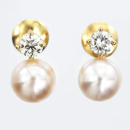 Ett par örhängen med odlade sötvattenpärlor samt diamanter 1 x ca 0,64ct kvalitet ca Ca(N)/VVS 1 x ca 0,66ct kvalitet ca TCa(K)/SI1, 18K. 