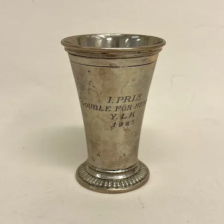 Pokal Hallbergs Guldsmeds Ab i Stockholm år 1925 höjd ca 9cm Ø ca 6cm, gravyr silver 830/1000 Vikt: 53,6 g