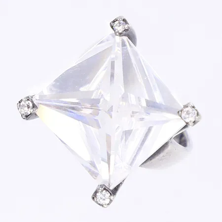Ring med slipad vit sten stl: 17¾ bredd 3-20mm silver 925/1000 Vikt: 13,7 g