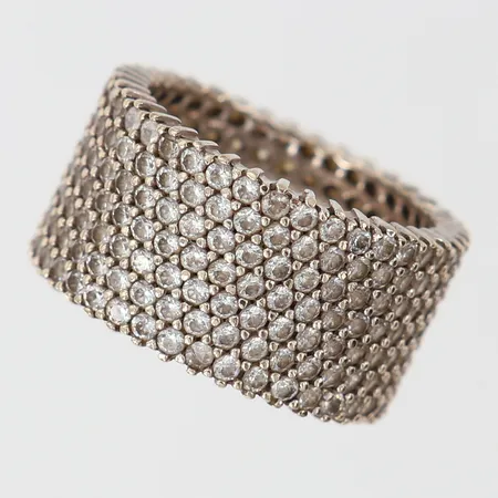 Ring med vita stenar stl:17¼ bredd 11mm vitguld 14K.  Vikt: 8,5 g