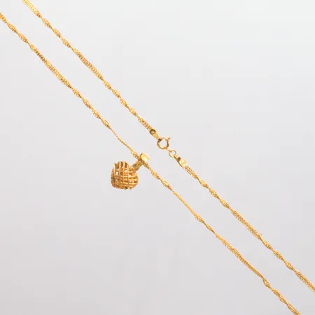 Collier med hänge längd 40cm, bredd 2mm, 21K. Vikt: 4 g