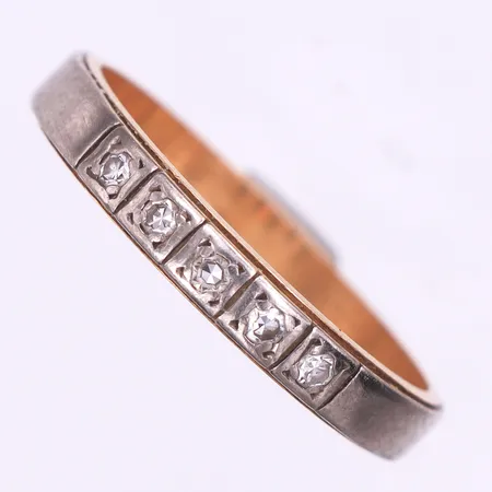 Alliansring med 5 st diamanter på totalt 0.10 ct enligt inskription,Gustav Dahlgren & Co Malmö,gravyr,storlek 19 ¾ mm,bredd 3.4 mm,18k. Vikt: 4,2 g