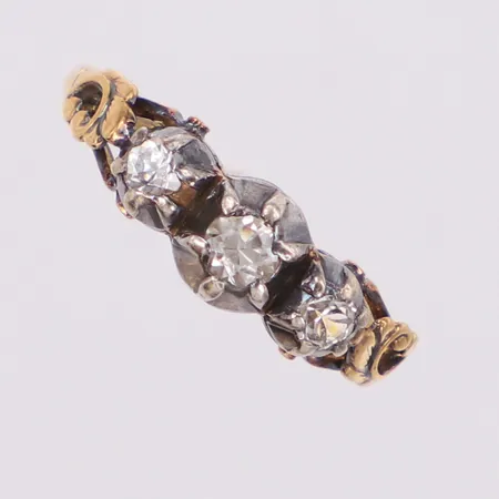 Ring med vita stenar stl:16¾, bredd 1,1-5,7mm, Guldvaruaktiebolaget G. Dahlgren & Co  år 1951, fattning i silver, nagg på stenar, 18K Vikt: 2,5 g