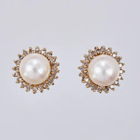 Ett par örhängen Ø 11mm med diamanter ca 21x0,01ct vardera samt odlad pärla Ø7mm, stopp saknas, 14K  Vikt: 2,5 g