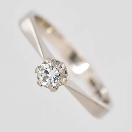Ring med diamant ca 0,26ct stl:17½, vitguld 18K Vikt: 2,8 g