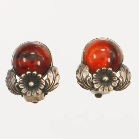 Ett par örhängen med bärnsten, längd 17mm, bredd 15mm, clips, Nils Erik From Danmark, 925/1000 silver Vikt: 5,4 g