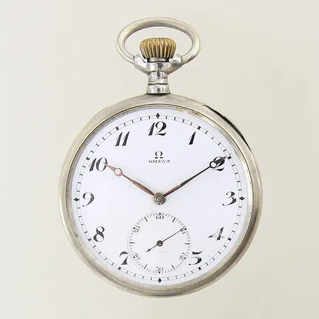 Fickur Omega vitmetall manuell Ø53mm, boett-nr: 5806356, verk-nr: 5806356, klockkedja i oädel metall medföljer, gravyr, glas med repor samt mindre spricka vid hörn, bakboett med mindre buckla