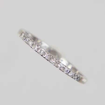 Ring Halvallians med brilliantslipade diamanter 11 x ca 0,01ct, stl:17 bredd:1,5, gravyr, vitguld 18K Vikt: 1,7 g