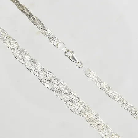 Collier doserad flätad modell längd 42½ cm, bredd 5-10 mm, silver 925/1000. Vikt: 11,5 g