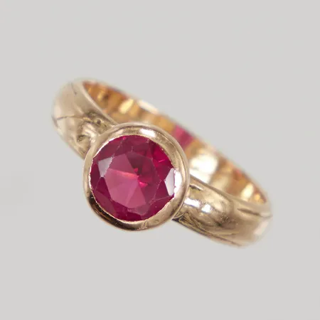 Ring med röd sten, stl 16¾, bredd 4mm, 18K Vikt: 4 g