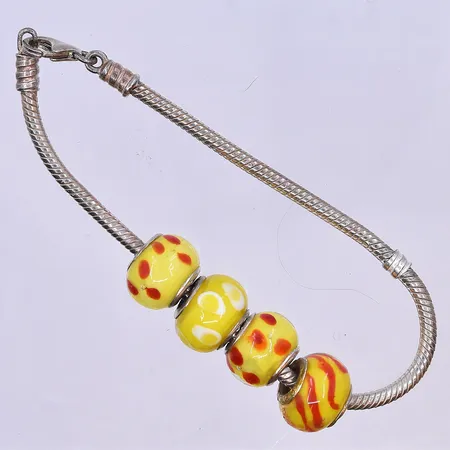 Armband med 4 berlocker längd 20 cm, silver 925/1000. Vikt: 12,3 g