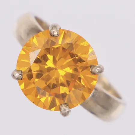 Ring med gul sten stl:18¼, bredd 4-12mm, ostämplat silver  Vikt: 6,5 g