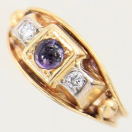 Ring med diamanter 2 x ca 0,05ct samt troligen cabochonslipad ametist stl:16¾, bredd 3-9mm, ametist med mindre nagg, 18K Vikt: 4,8 g