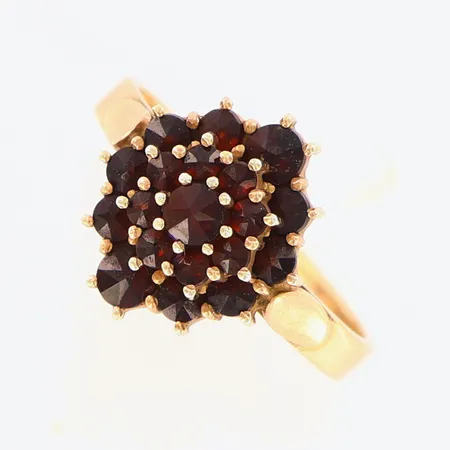 Ring med granater Heribert Engelbert, förgyllt silver, stl:17, bredd framtill 13mm, 830/1000 silver Vikt: 3 g