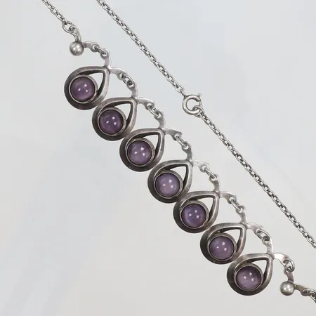 Collier med slipade lila stenar 41cm bredd 2-20mm, defekter i länken märkt sterling Denmark silver 925/1000 Vikt: 18,6 g