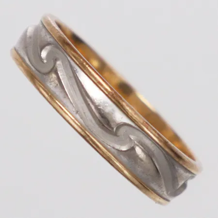 Ring mönsterdekor tvåfärgad stl:17½ bredd 5mm, gravyr 18K Vikt: 4,3 g