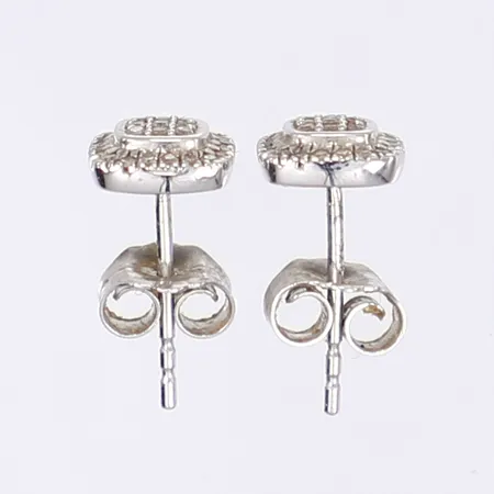 Ett par örhängen med dia tot 58 x ca 0,001ct vitguld 9K  Vikt: 1,4 g