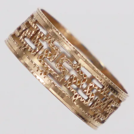 Ring med genombrutet meandermönster stl:17¾ bredd 7mm, något bucklig 14K Vikt: 1,2 g