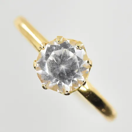 Ring med vit sten stl:16, bredd 2-7 mm, 18K. Vikt: 2,7 g