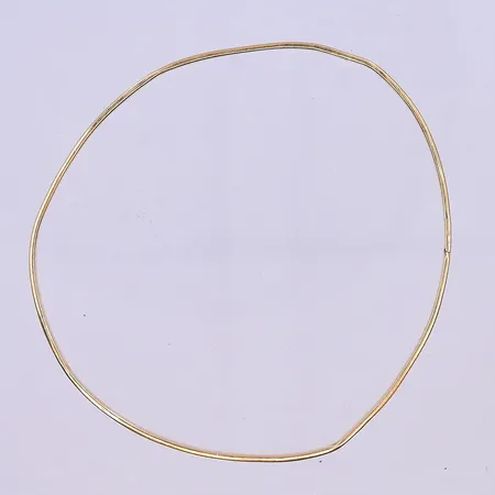 Armring Ø64 mm, klämskador 18K. Vikt: 5,6 g
