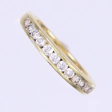 Ring med vita stenar GHA stl: 16 bredd 2-3mm förgyllt silver 925/1000 Vikt: 1,9 g