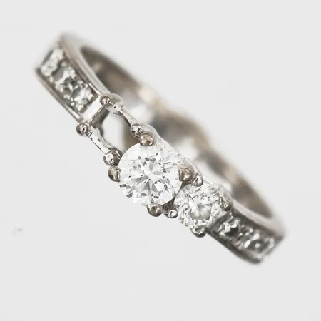 Ring med diamanter 1 x ca 0,30ct + 1 x ca 0,20ct + 6 x ca 0,05ct, stl: 18½, bredd: 3,5-4,8mm, Guldfynd Sverige AB, en diamant saknas, vitguld 18K Vikt: 6 g