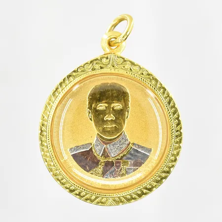 Hänge Thaiguld troligen Prins Bhanurangsi, Ø36 mm, innerdel i metall, 23K. Brutto Vikt: 22,3 g