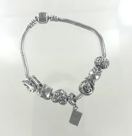 Armband pandora längd 19 cm liten defekt vid låset silver 925/1000 Vikt: 34,7 g