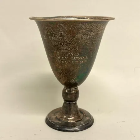 Pokal Hallbergs Guldsmeds Ab i Stockholm år 1925 höjd 12,5cm Ø9,5cm, gravyr, ojämnheter, silver 830/1000 silver  Vikt: 90,7 g