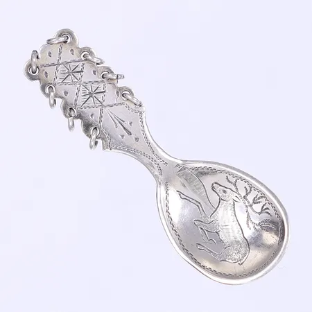 Brosch samiskt arbete med graverad dekor 1900-talets andra hälft längd 55mm nålen något trög silver 830/1000 Vikt: 6,4 g