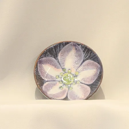 Skål Tilgmans Keramik, glaserat lergods med motiv av blomma, Ø8cm höjd ca 3cm 