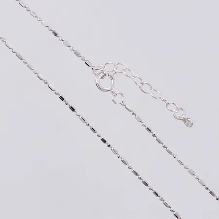 Kedja längd ca 41,5-44cm, bredd ca 1mm, 925/1000 silver Vikt: 2,5 g