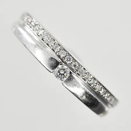 Ring med vita stenar stl:16 bredd 3-4 mm, gravyr, vitguld, 18K. Vikt: 2,8 g