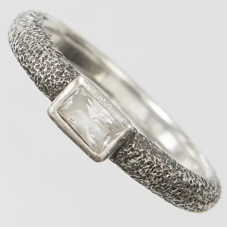 Ring med vit sten stl17¾, bredd 2-4mm, silver 925/1000 Vikt: 3,4 g