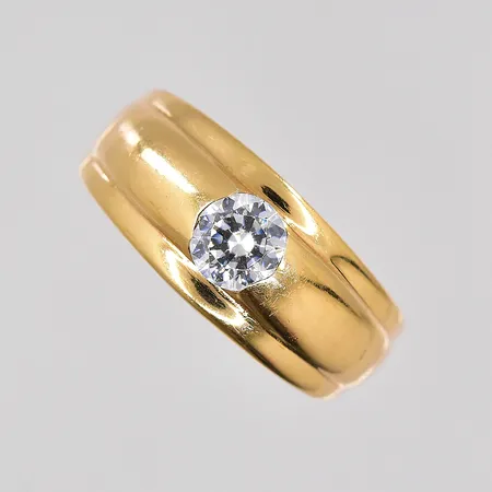 Ring med vit sten Guldfynd stl:17¼ bredd ovandel 8,3mm 18K Vikt: 4,5 g