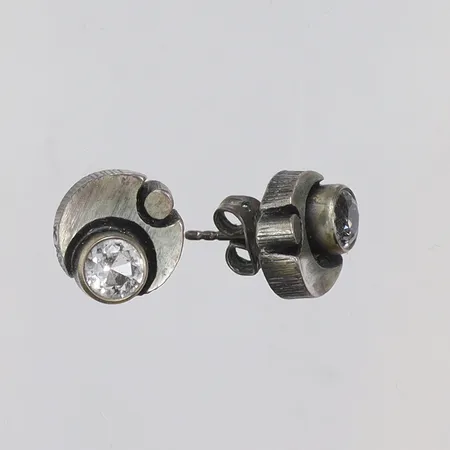 Ett par örhängen med bergkristall Finnfeelings Karl Laine för Sten & Laine, Ø10mm, silver 925/1000 Vikt: 2,6 g