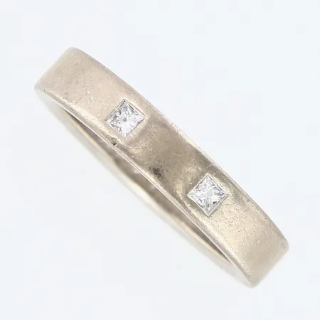 Ring vitguld med diamanter 2x0,04ct, prinsesslipade, stl:17, gravyr, 18K Vikt: 7 g