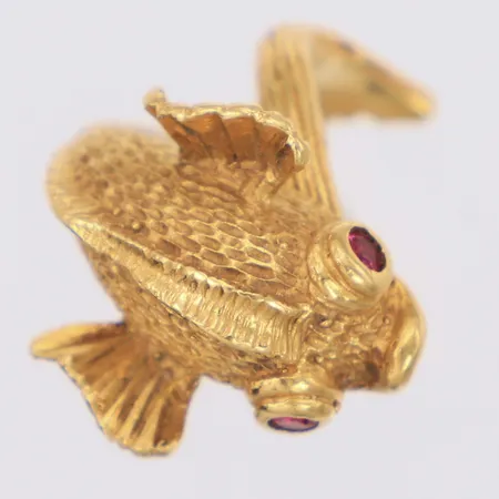 Ring fisk med röda stenar stl:12, bredd 2,5-14,9mm, bucklig skena, ostämplad, 18K Vikt: 7,6 g