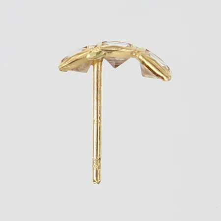 Udda örhänge stenar ca 9x3mm, snurrebuss saknas 18K Vikt: 0,3 g