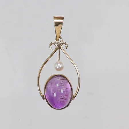 Hänge med cabochonslipad ametist och odlad pärla 13x27mm inklusive hängöglan HGB (Hedbergs Guld- & Boetttverkstad) Stockholm, 18K Vikt: 1,5 g