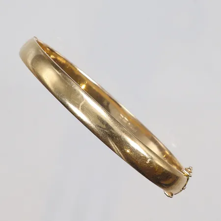 Armband Ø73mm bredd 8mm, gravyr "K" PER B (Per Blomgren) Göteborg 18K Vikt: 52,5 g