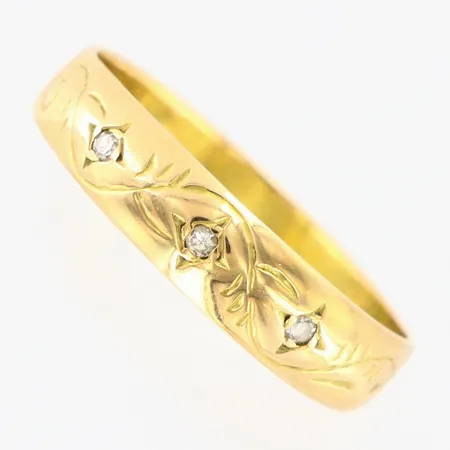 Ring med diamanter 3x0,01ct, stl 18, bredd ca 4mm, 18K Vikt: 3,1 g