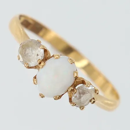 Ring med troligen opal och bergkristall stl:17¼ bredd 1,8-6,5mm, skev, 18K.  Vikt: 1,5 g