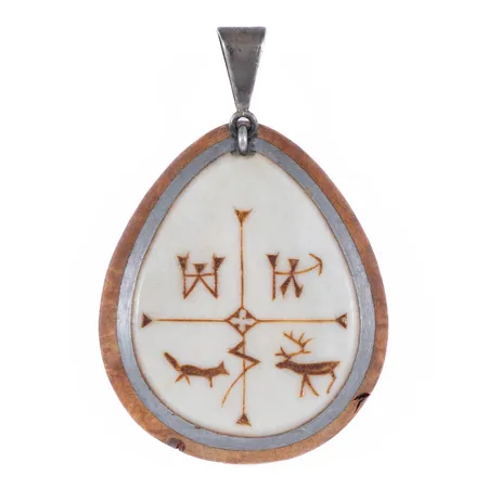 Hänge Sameslöjd av Anders Fankki: Horn, masurbjörk och tenn. Bredd 30mm, längd 46mm långt inkl. ögla.