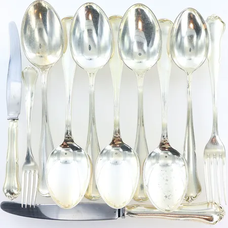 7 skedar 2 gafflar 2 knivar stål i blad, olika modeller, slitage, skevheter, ostämplat, silver. Vikt: 504,3 g