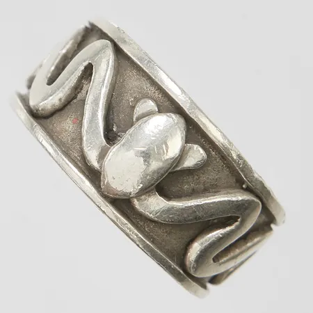 Ring stl:18¾ bredd: 7,9-10,7mm, repig, mindre nagg, storleksändrad, silver 925/1000 Vikt: 7,9 g